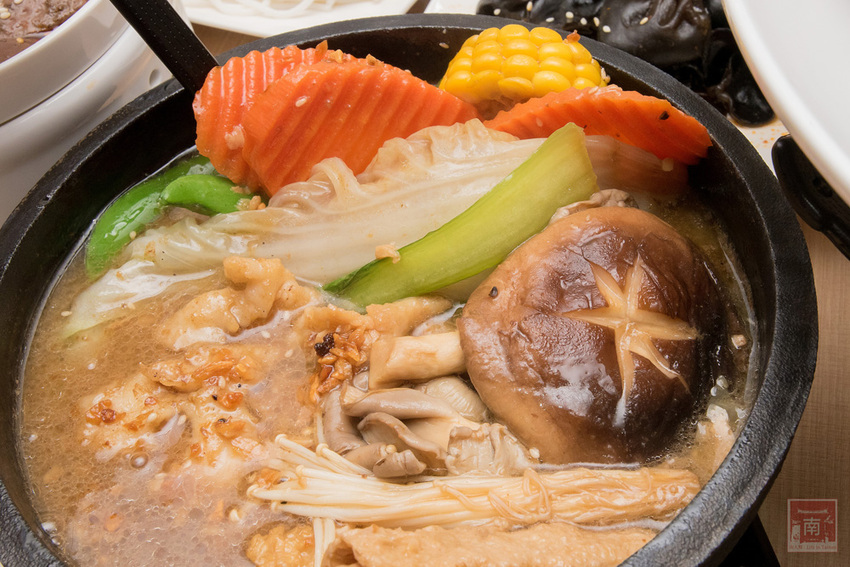 【臺南美食】酸菜比魚好吃？｜大份量酸菜魚鍋｜水煮魚.酸辣牛｜酸菜魚結合火鍋元素~~江小漁酸菜魚台南學甲店 - 南人幫