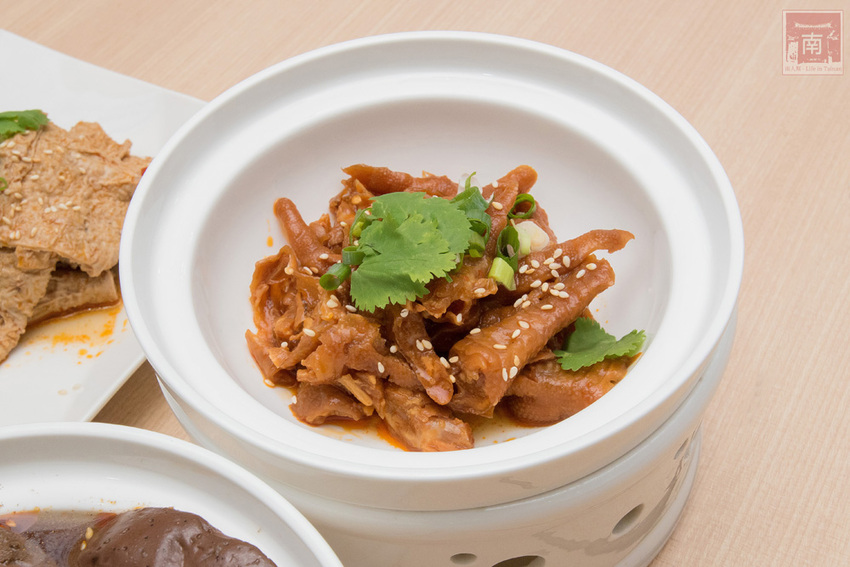 【臺南美食】酸菜比魚好吃？｜大份量酸菜魚鍋｜水煮魚.酸辣牛｜酸菜魚結合火鍋元素~~江小漁酸菜魚台南學甲店 - 南人幫