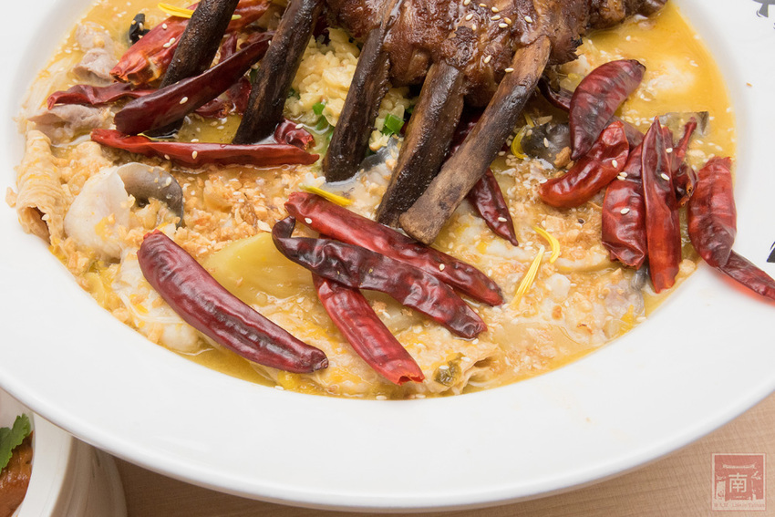 【臺南美食】酸菜比魚好吃？｜大份量酸菜魚鍋｜水煮魚.酸辣牛｜酸菜魚結合火鍋元素~~江小漁酸菜魚台南學甲店 - 南人幫