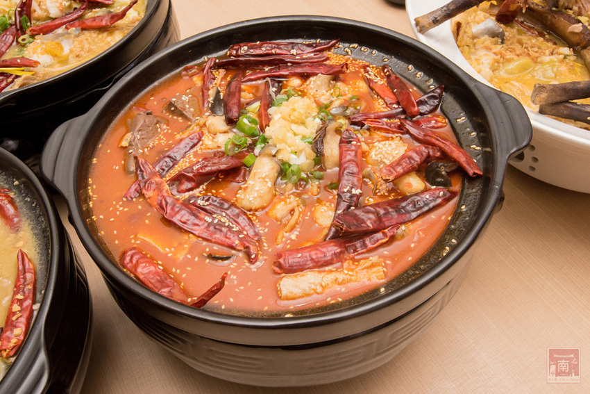 【臺南美食】酸菜比魚好吃？｜大份量酸菜魚鍋｜水煮魚.酸辣牛｜酸菜魚結合火鍋元素~~江小漁酸菜魚台南學甲店 - 南人幫