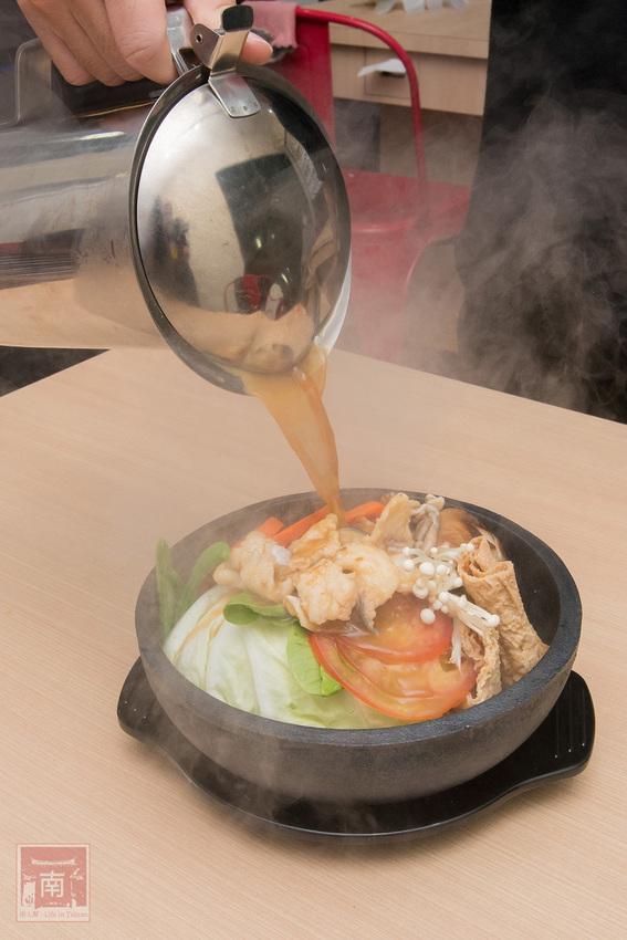 【臺南美食】酸菜比魚好吃？｜大份量酸菜魚鍋｜水煮魚.酸辣牛｜酸菜魚結合火鍋元素~~江小漁酸菜魚台南學甲店 - 南人幫