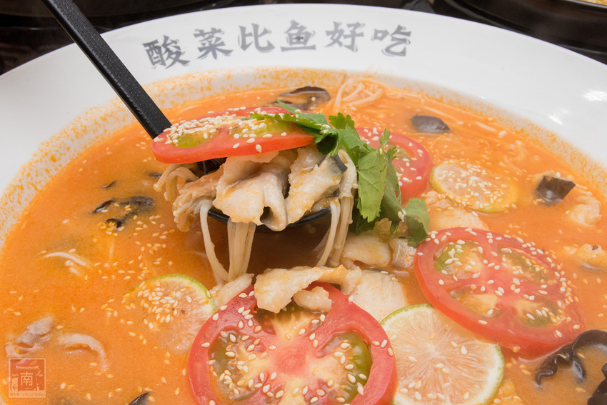 【臺南美食】酸菜比魚好吃？｜大份量酸菜魚鍋｜水煮魚.酸辣牛｜酸菜魚結合火鍋元素~~江小漁酸菜魚台南學甲店 - 南人幫