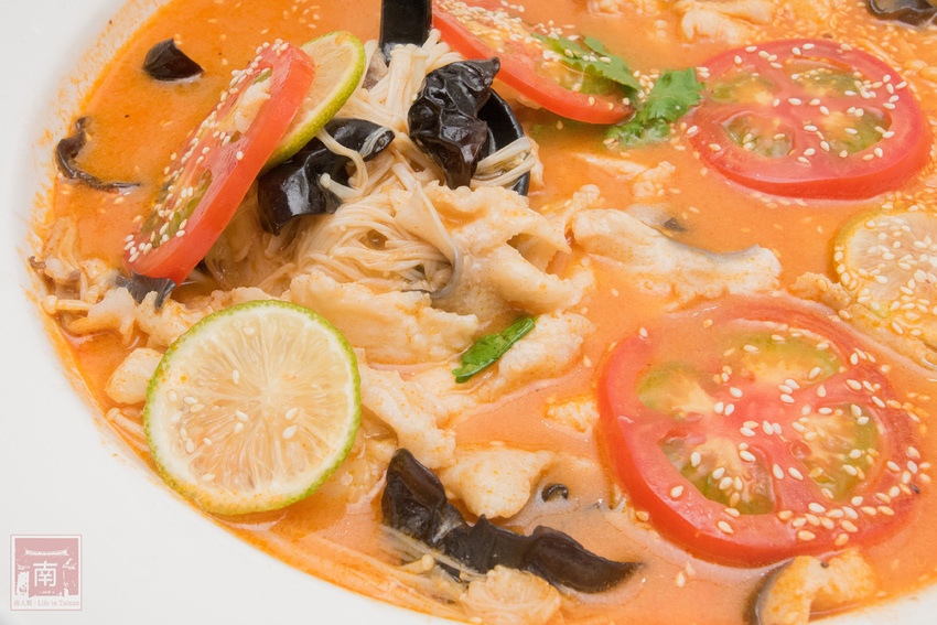 【臺南美食】酸菜比魚好吃？｜大份量酸菜魚鍋｜水煮魚.酸辣牛｜酸菜魚結合火鍋元素~~江小漁酸菜魚台南學甲店 - 南人幫