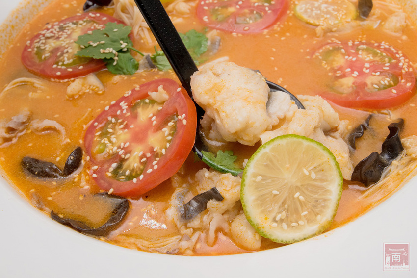 【臺南美食】酸菜比魚好吃？｜大份量酸菜魚鍋｜水煮魚.酸辣牛｜酸菜魚結合火鍋元素~~江小漁酸菜魚台南學甲店 - 南人幫