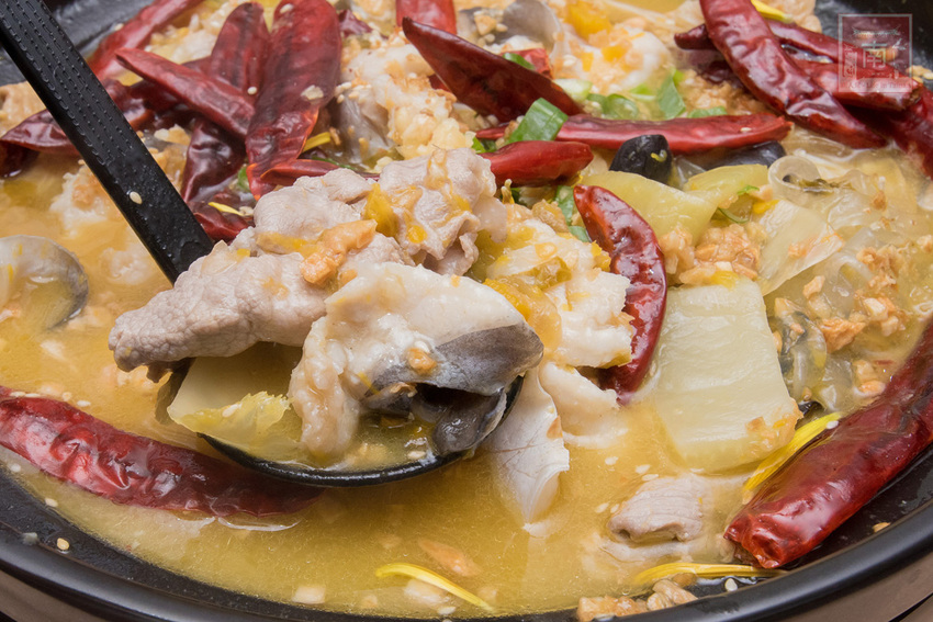 【臺南美食】酸菜比魚好吃？｜大份量酸菜魚鍋｜水煮魚.酸辣牛｜酸菜魚結合火鍋元素~~江小漁酸菜魚台南學甲店 - 南人幫