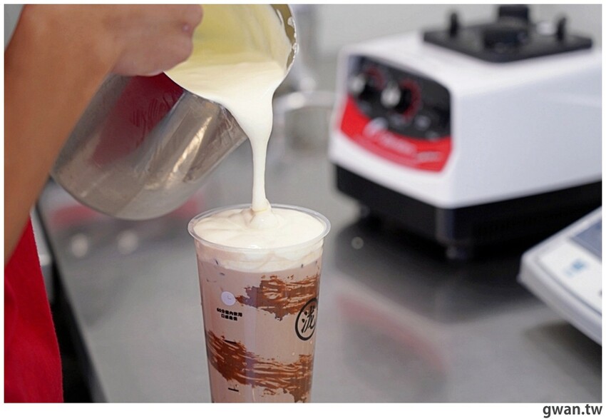 阿華田脆酷力加上當日現打芝士奶蓋，冬天超暖心的可可飲品一中就能喝到！