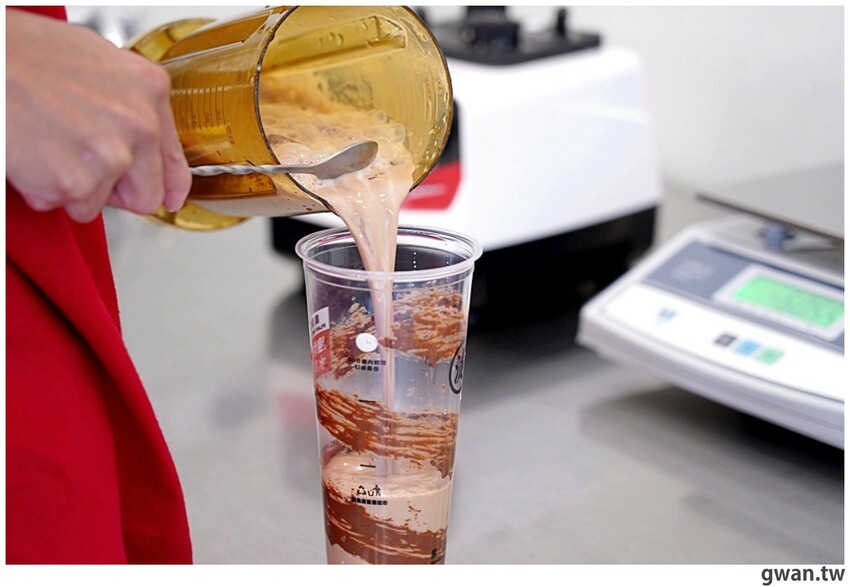 阿華田脆酷力加上當日現打芝士奶蓋，冬天超暖心的可可飲品一中就能喝到！