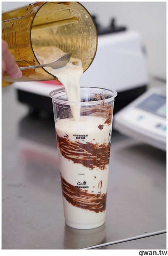 阿華田脆酷力加上當日現打芝士奶蓋，冬天超暖心的可可飲品一中就能喝到！