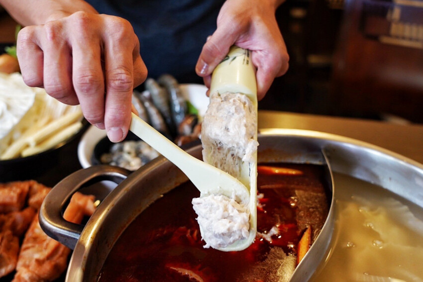 桃園台式麻辣鍋始祖!竟然有限定版“溫體牛”超好吃,內用果凍鴨血豆腐吃到飽~