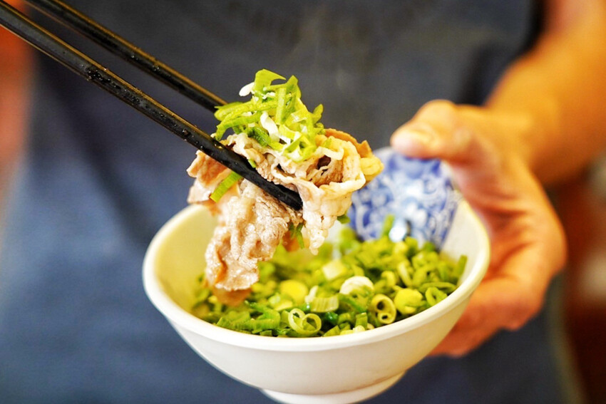 桃園台式麻辣鍋始祖!竟然有限定版“溫體牛”超好吃,內用果凍鴨血豆腐吃到飽~