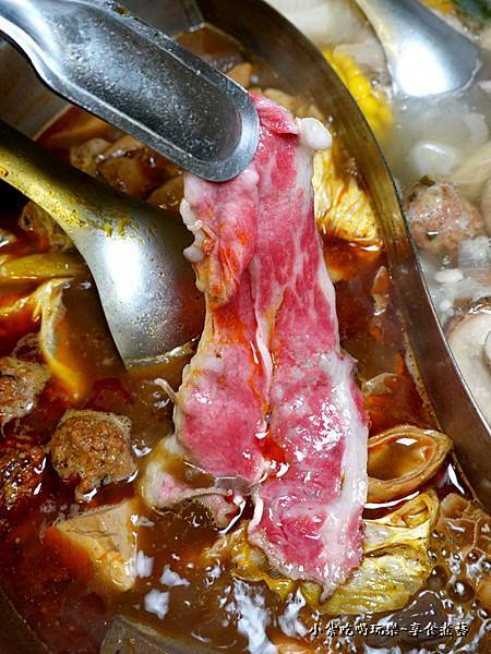 台灣沙朗牛肉-桃園鐵木真鴛鴦麻辣火鍋 (2).jpg