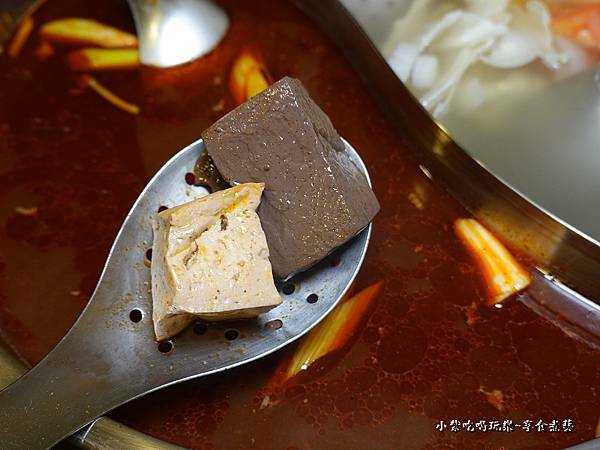 鐵木真麻辣湯底-桃園鐵木真鴛鴦麻辣火鍋 (2).jpg