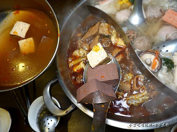 可無限續豆腐與鴨血-桃園鐵木真鴛鴦麻辣火鍋16.jpg
