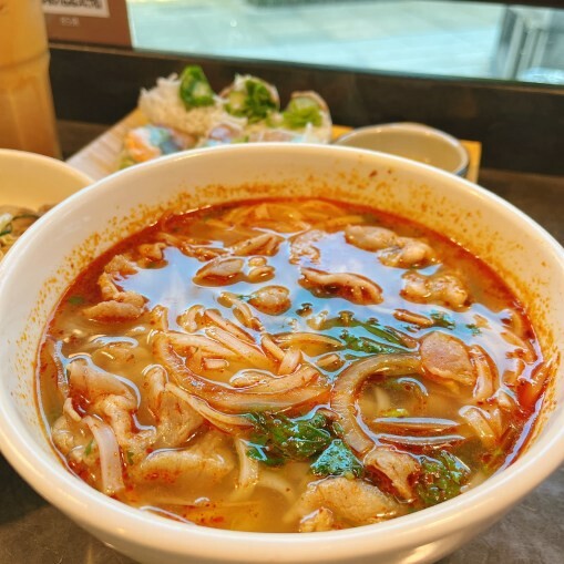 桃園青埔最有質感綠意盎然的咖啡廳—越啡 越南美食植物咖啡館，獨特的的越式料理一開門即客滿