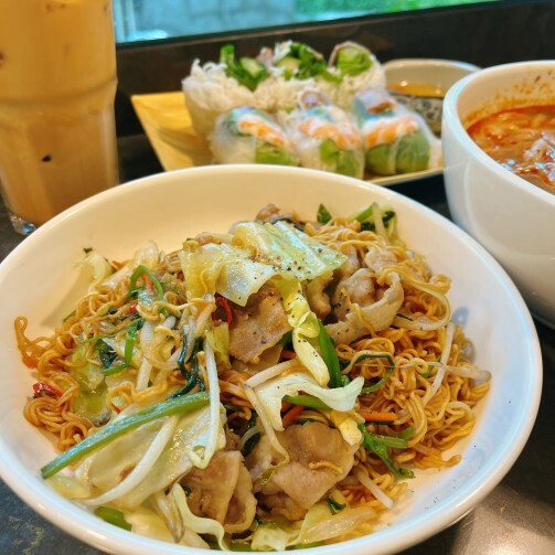 桃園青埔最有質感綠意盎然的咖啡廳—越啡 越南美食植物咖啡館，獨特的的越式料理一開門即客滿