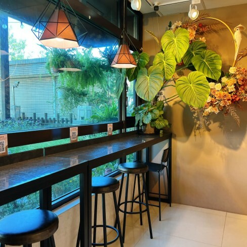 桃園青埔最有質感綠意盎然的咖啡廳—越啡 越南美食植物咖啡館，獨特的的越式料理一開門即客滿