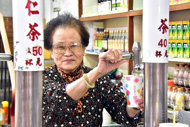 花蓮鋼管紅茶老闆娘