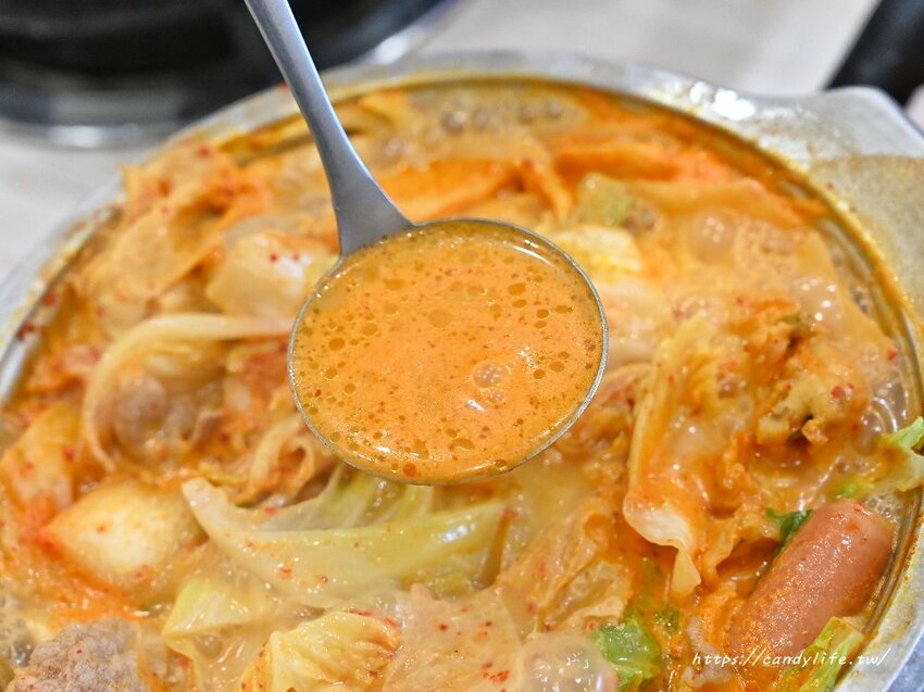 京川鍋物｜用餐時間一位難求的平價小火鍋，17種湯底任你選，最低只要140元，享爆米花、霜淇淋、飲料吃到飽～