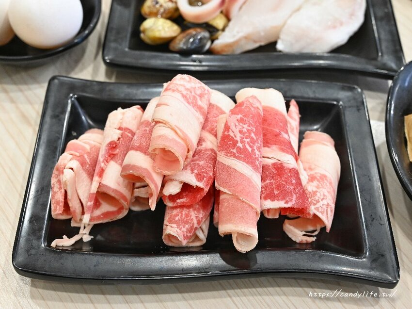 京川鍋物｜用餐時間一位難求的平價小火鍋，17種湯底任你選，最低只要140元，享爆米花、霜淇淋、飲料吃到飽～