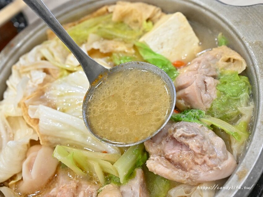 京川鍋物｜用餐時間一位難求的平價小火鍋，17種湯底任你選，最低只要140元，享爆米花、霜淇淋、飲料吃到飽～