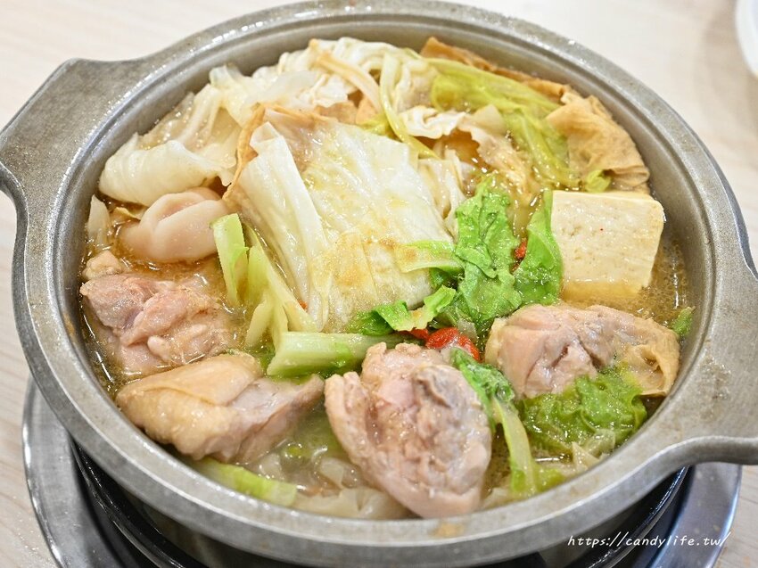 京川鍋物｜用餐時間一位難求的平價小火鍋，17種湯底任你選，最低只要140元，享爆米花、霜淇淋、飲料吃到飽～