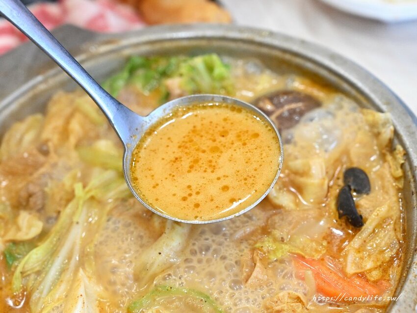 京川鍋物｜用餐時間一位難求的平價小火鍋，17種湯底任你選，最低只要140元，享爆米花、霜淇淋、飲料吃到飽～