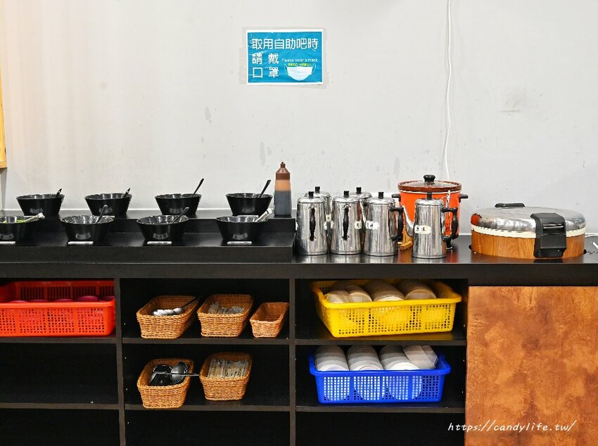 京川鍋物｜用餐時間一位難求的平價小火鍋，17種湯底任你選，最低只要140元，享爆米花、霜淇淋、飲料吃到飽～