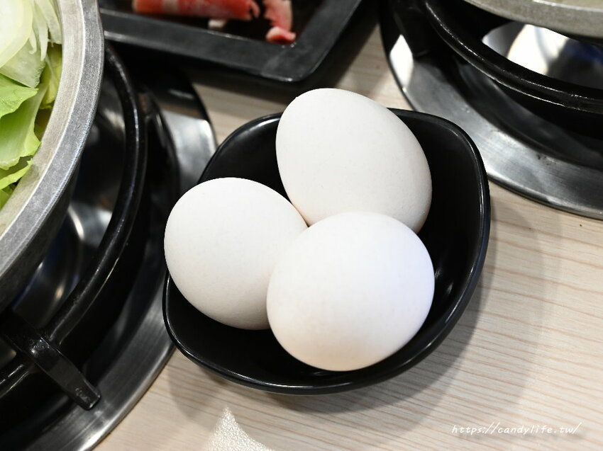 京川鍋物｜用餐時間一位難求的平價小火鍋，17種湯底任你選，最低只要140元，享爆米花、霜淇淋、飲料吃到飽～