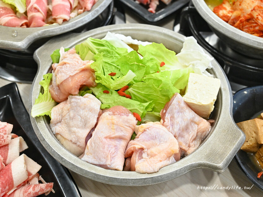 京川鍋物｜用餐時間一位難求的平價小火鍋，17種湯底任你選，最低只要140元，享爆米花、霜淇淋、飲料吃到飽～