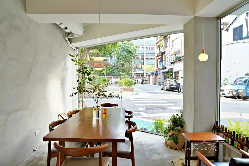 【台北】松江南京｜露徑 On The Road，有美麗窗景的悠閒咖啡廳，大人味酒香提拉米蘇