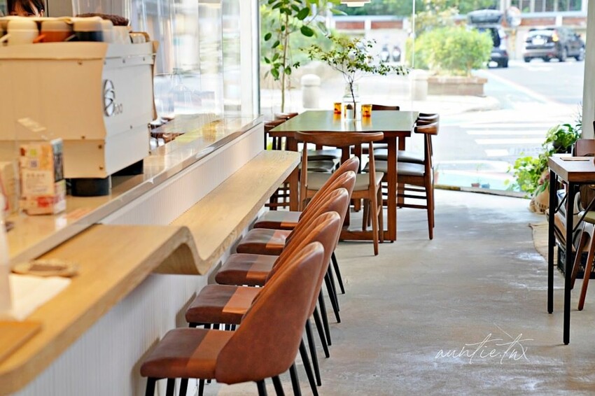 【台北】松江南京｜露徑 On The Road，有美麗窗景的悠閒咖啡廳，大人味酒香提拉米蘇