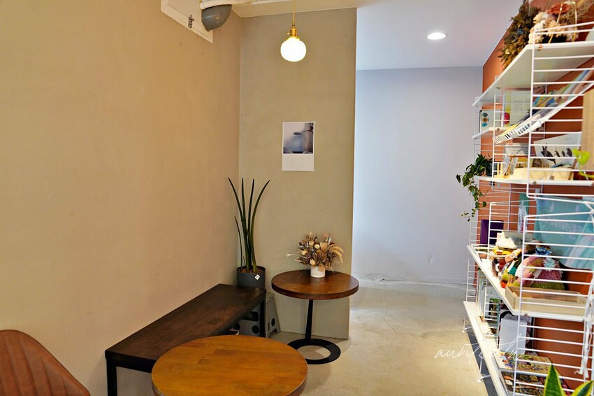 【台北】松江南京｜露徑 On The Road，有美麗窗景的悠閒咖啡廳，大人味酒香提拉米蘇