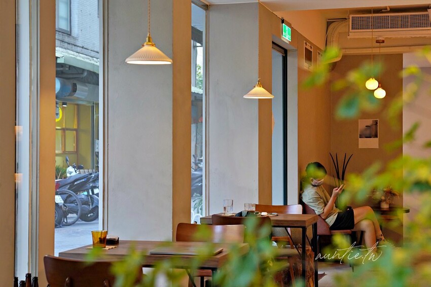 【台北】松江南京｜露徑 On The Road，有美麗窗景的悠閒咖啡廳，大人味酒香提拉米蘇