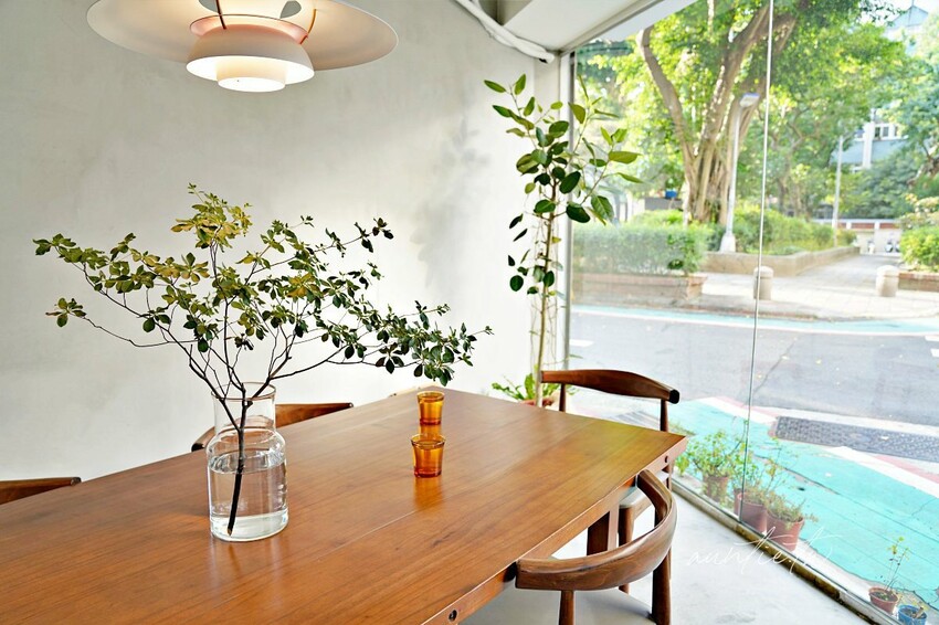 【台北】松江南京｜露徑 On The Road，有美麗窗景的悠閒咖啡廳，大人味酒香提拉米蘇