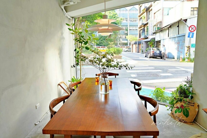 【台北】松江南京｜露徑 On The Road，有美麗窗景的悠閒咖啡廳，大人味酒香提拉米蘇