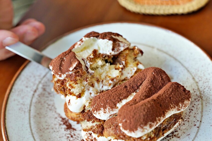 【台北】松江南京｜露徑 On The Road，有美麗窗景的悠閒咖啡廳，大人味酒香提拉米蘇