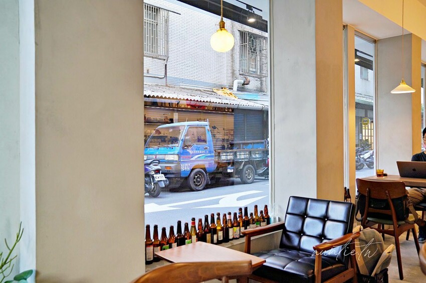 【台北】松江南京｜露徑 On The Road，有美麗窗景的悠閒咖啡廳，大人味酒香提拉米蘇