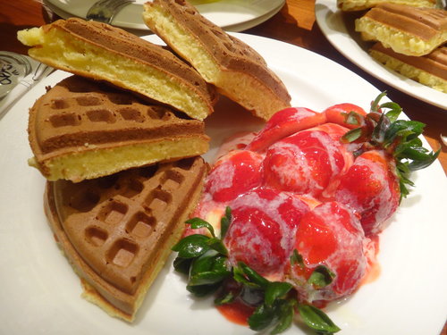 米朗琪吃鬆餅喝咖啡~~