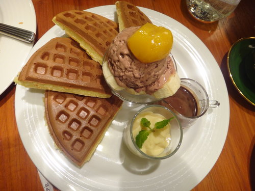 米朗琪吃鬆餅喝咖啡~~