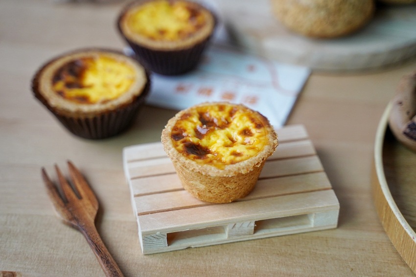 新品上市！N訪的『記憶蛋塔』真的是愛不釋手，送禮自吃兩相宜！芙蓉蛋塔酥鬆內餡綿密香濃，還有鹹可頌、六葉蒜包、法式鮪魚堡、冰火菠蘿、泡芙可以選擇！ - 阿華田的美食日記