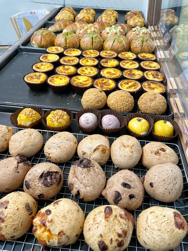 新品上市！N訪的『記憶蛋塔』真的是愛不釋手，送禮自吃兩相宜！芙蓉蛋塔酥鬆內餡綿密香濃，還有鹹可頌、六葉蒜包、法式鮪魚堡、冰火菠蘿、泡芙可以選擇！ - 阿華田的美食日記