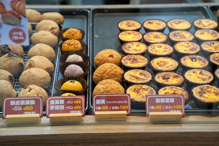 新品上市！N訪的『記憶蛋塔』真的是愛不釋手，送禮自吃兩相宜！芙蓉蛋塔酥鬆內餡綿密香濃，還有鹹可頌、六葉蒜包、法式鮪魚堡、冰火菠蘿、泡芙可以選擇！ - 阿華田的美食日記