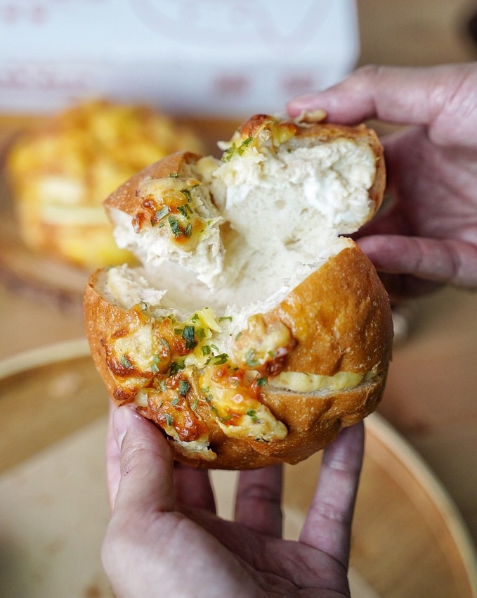 新品上市！N訪的『記憶蛋塔』真的是愛不釋手，送禮自吃兩相宜！芙蓉蛋塔酥鬆內餡綿密香濃，還有鹹可頌、六葉蒜包、法式鮪魚堡、冰火菠蘿、泡芙可以選擇！ - 阿華田的美食日記