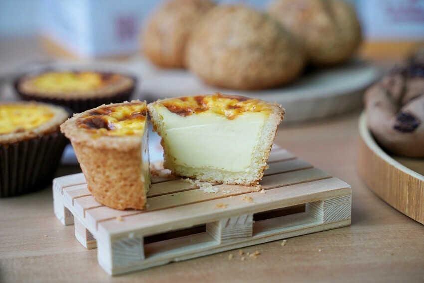 新品上市！N訪的『記憶蛋塔』真的是愛不釋手，送禮自吃兩相宜！芙蓉蛋塔酥鬆內餡綿密香濃，還有鹹可頌、六葉蒜包、法式鮪魚堡、冰火菠蘿、泡芙可以選擇！ - 阿華田的美食日記