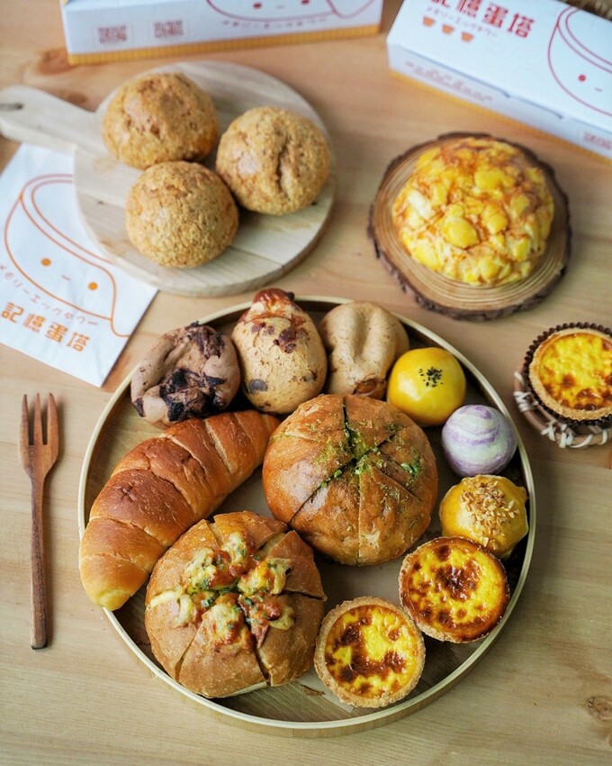 新品上市！N訪的『記憶蛋塔』真的是愛不釋手，送禮自吃兩相宜！芙蓉蛋塔酥鬆內餡綿密香濃，還有鹹可頌、六葉蒜包、法式鮪魚堡、冰火菠蘿、泡芙可以選擇！ - 阿華田的美食日記