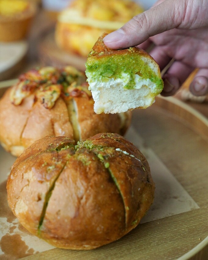 新品上市！N訪的『記憶蛋塔』真的是愛不釋手，送禮自吃兩相宜！芙蓉蛋塔酥鬆內餡綿密香濃，還有鹹可頌、六葉蒜包、法式鮪魚堡、冰火菠蘿、泡芙可以選擇！ - 阿華田的美食日記