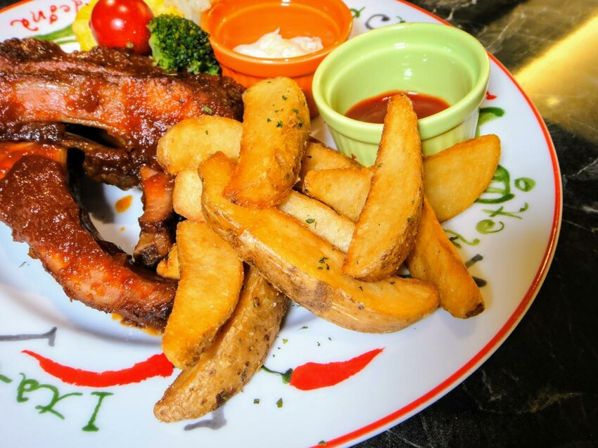 【美食】「布拉格咖啡館」石牌捷運站不限時餐廳，石牌咖啡廳推薦、石牌餐酒館推薦、榮總美食推薦 附菜單