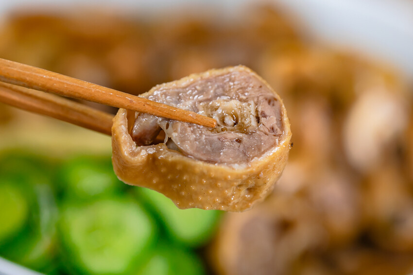 高雄市苓雅區高雄美食 – 中華老滷 x 特色滷汁一吃就上癮！獨門手炒辣醬很對味