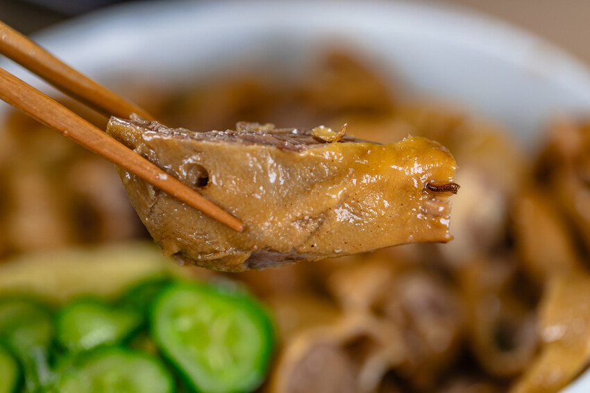 高雄市苓雅區高雄美食 – 中華老滷 x 特色滷汁一吃就上癮！獨門手炒辣醬很對味