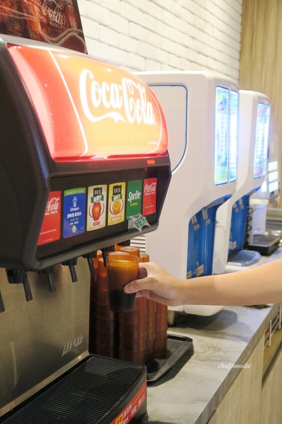 【哈肉鍋】冰淇淋飲料自助吧無限享用~高雄家樂福美食肉多多的個人麻辣鍋、個人牛奶鍋